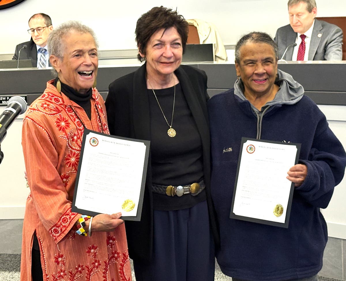 Mayor Noni West presents proclamations to Doreen and Judith Stratton, honoring them as "Sisters of History."