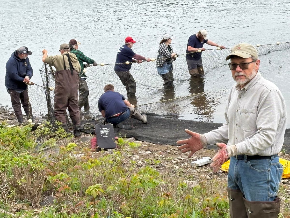 Steve Meserve narrates as members of his crew haul in the afternoon catch at Lewis Island.