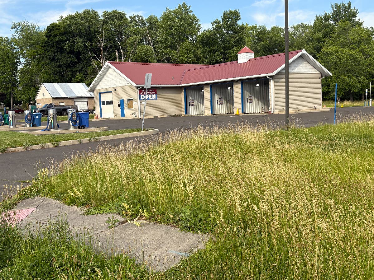 The former Rock Star Car Wash on Easton Road.