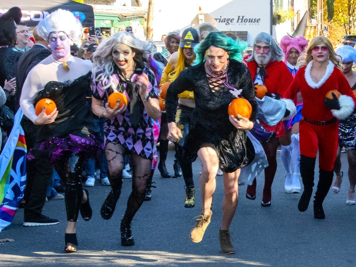 The High Heel Race heads down Mechanic Street.