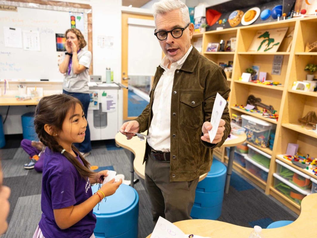 North Shore Country Day alum Richard Appel ’81 visits with second graders during a lower school technology class during Homecoming Reunion Weekend, Sept. 25-26.