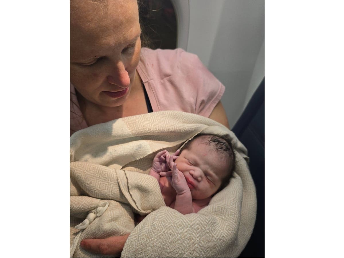 Paramedics help passenger give birth just before Delta flight lands In this photo provided by Tina Fritz, Ashley Blair holds her daughter Brielle, who was born April 24, 2026, on a Delta Air Lines flight just as it was landing in Portland, Ore.