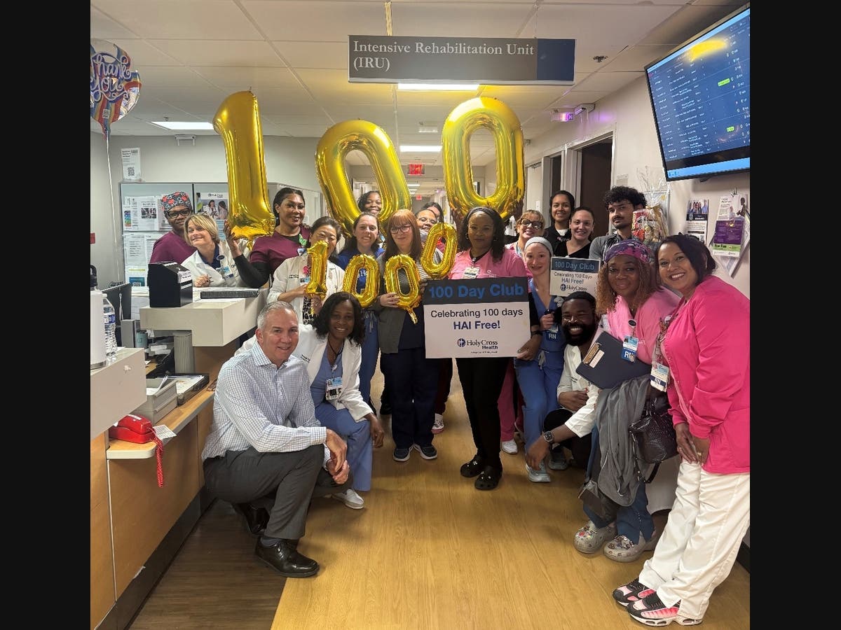 The Holy Cross Health Infection Control Department honors the Intensive Rehabilitation Unit (IRU) and hospital teams for achieving 100 consecutive Healthcare Associated Infections -free days.