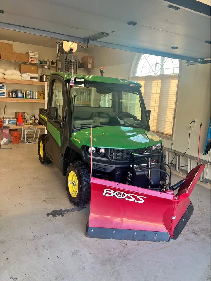John Deere XUV835R Cab/Plow