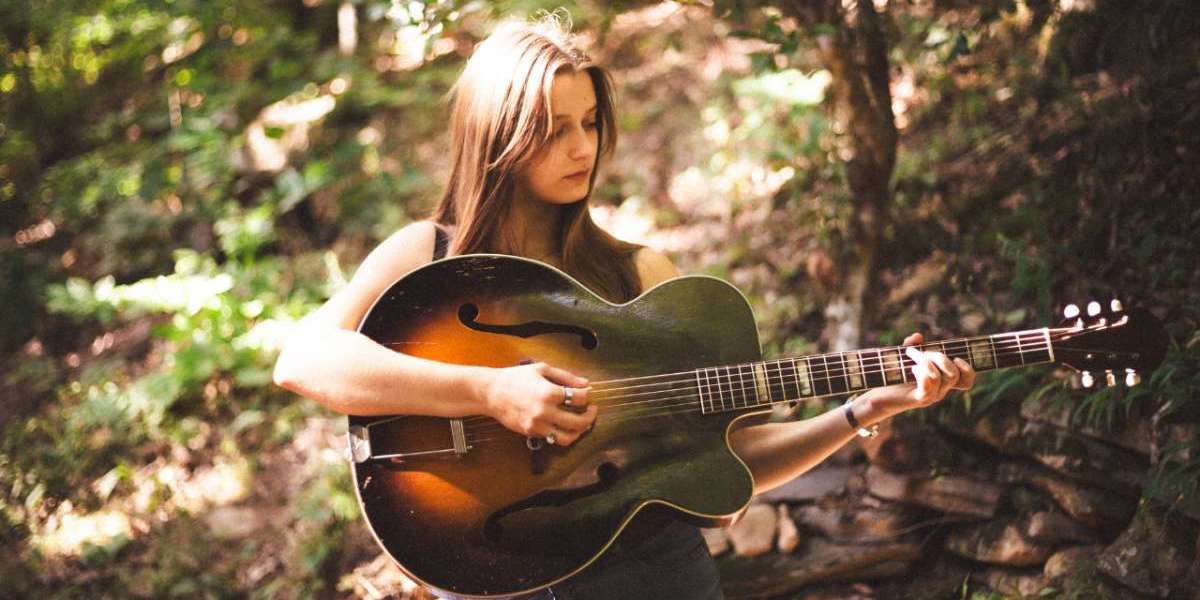 FREE PATIO SHOW: Stella Hansen