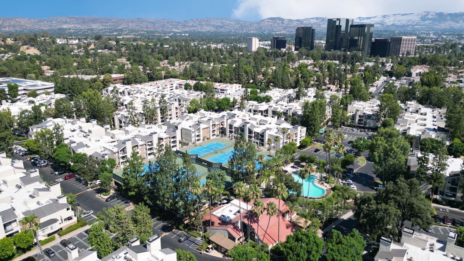 Green Luxury Penthouse In Woodland Hills