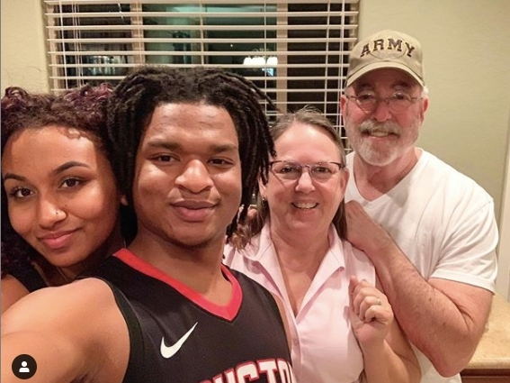 Lonnie Dench (right), whose wife Wanda accidentally invited a stranger to Thanksgiving dinner 4 years ago, has died of the new coronavirus. Arizona public health officials said Thursday 89 people have died from COVID-19, the illness caused by the virus.