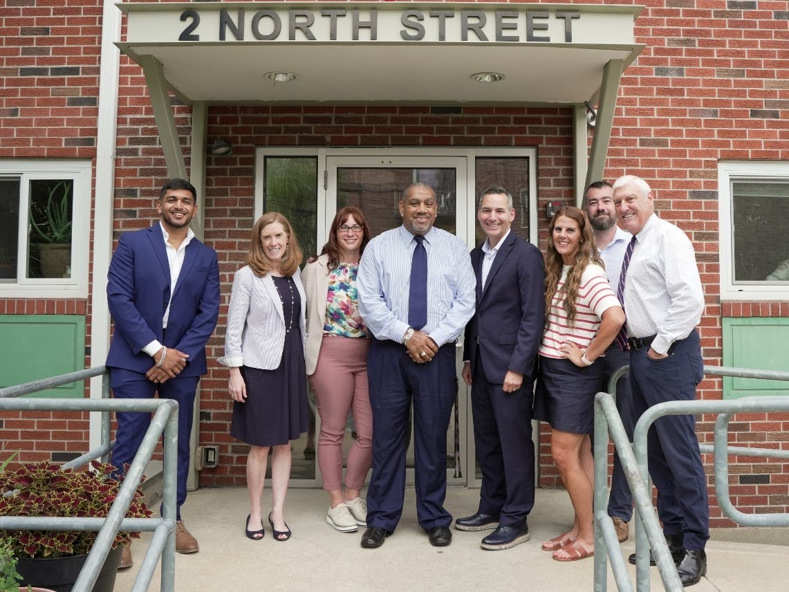 Goralnick (center right) met with EOVS and VOAMASS leadership.