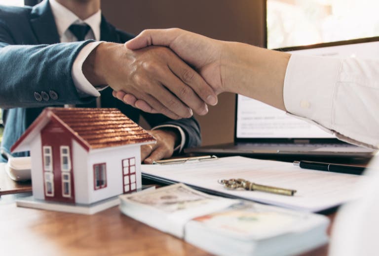 What to Look for When Choosing a Licensed Real Estate Agent for Home Buyers