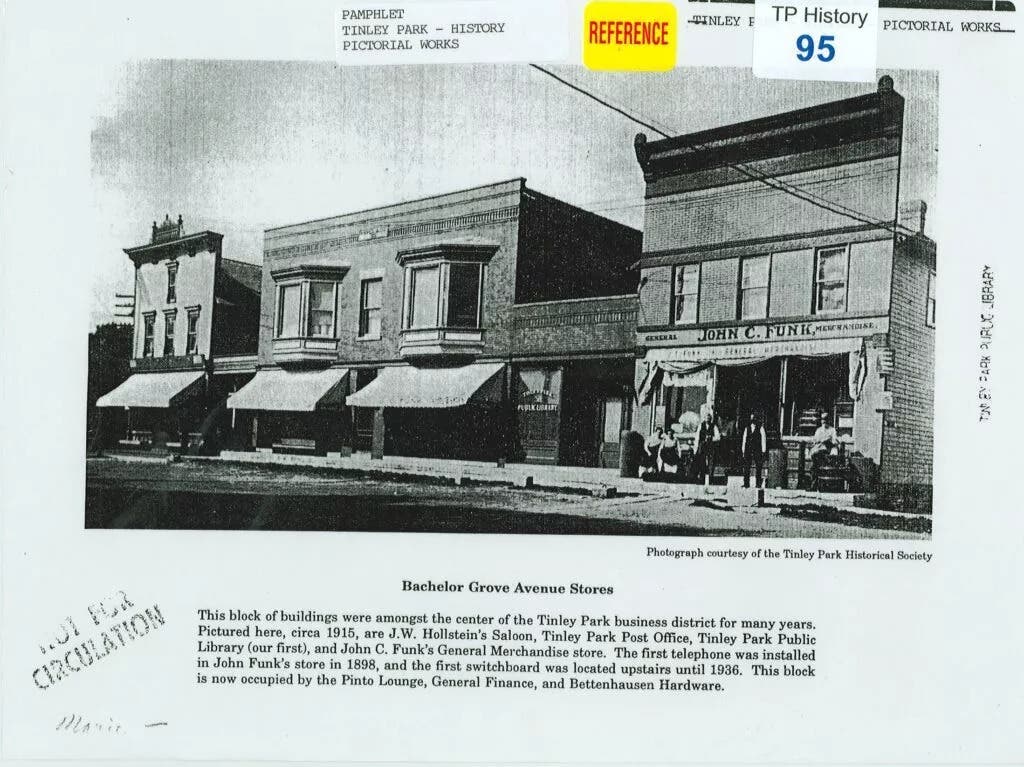 black and white photograph of the first public library on Oak Park Avenue, circa 1915.