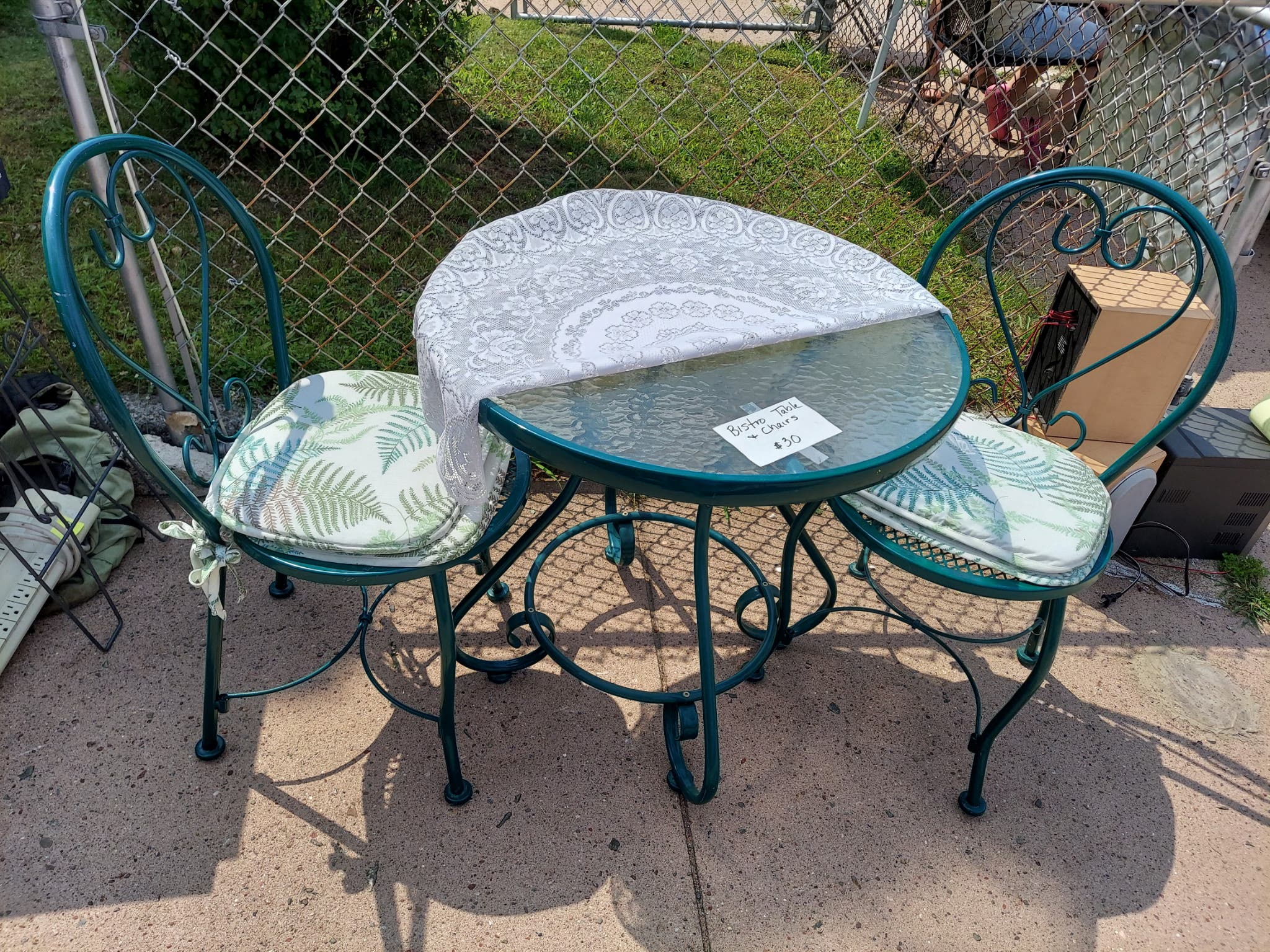Bistro table mint condition with 2 chairs and cushion $30