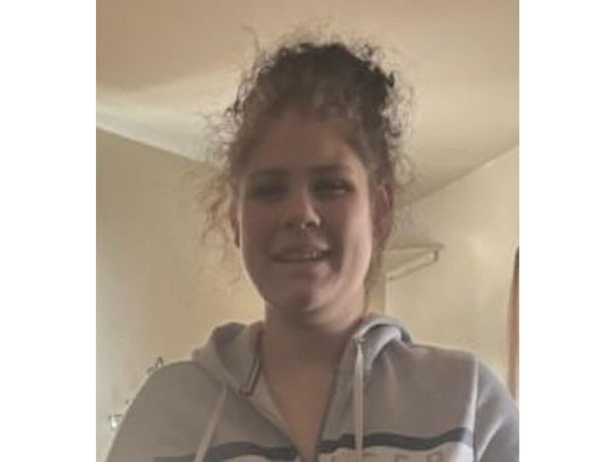 Bella is described as ﻿a white, 5’02”, 120-pound girl, with black hair and brown eyes.