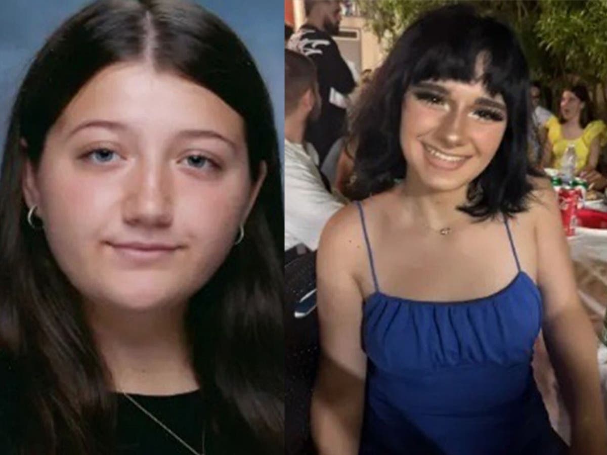 (L-R) Isabella Salas, Maria Niotis