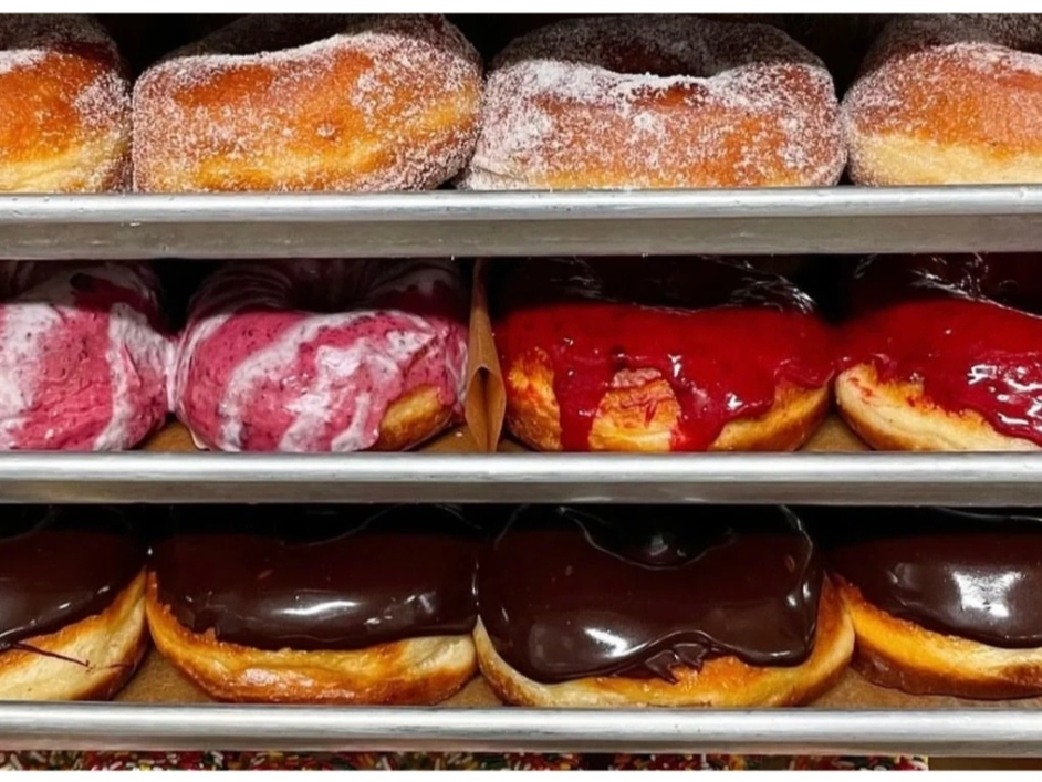 Union Square Donuts debuted its latest location at Derby Street Shops in Hingham on Wednesday. The donut shop, which got its start in Somerville, is known for its fresh dough and variety of glazes, jams and toppings.