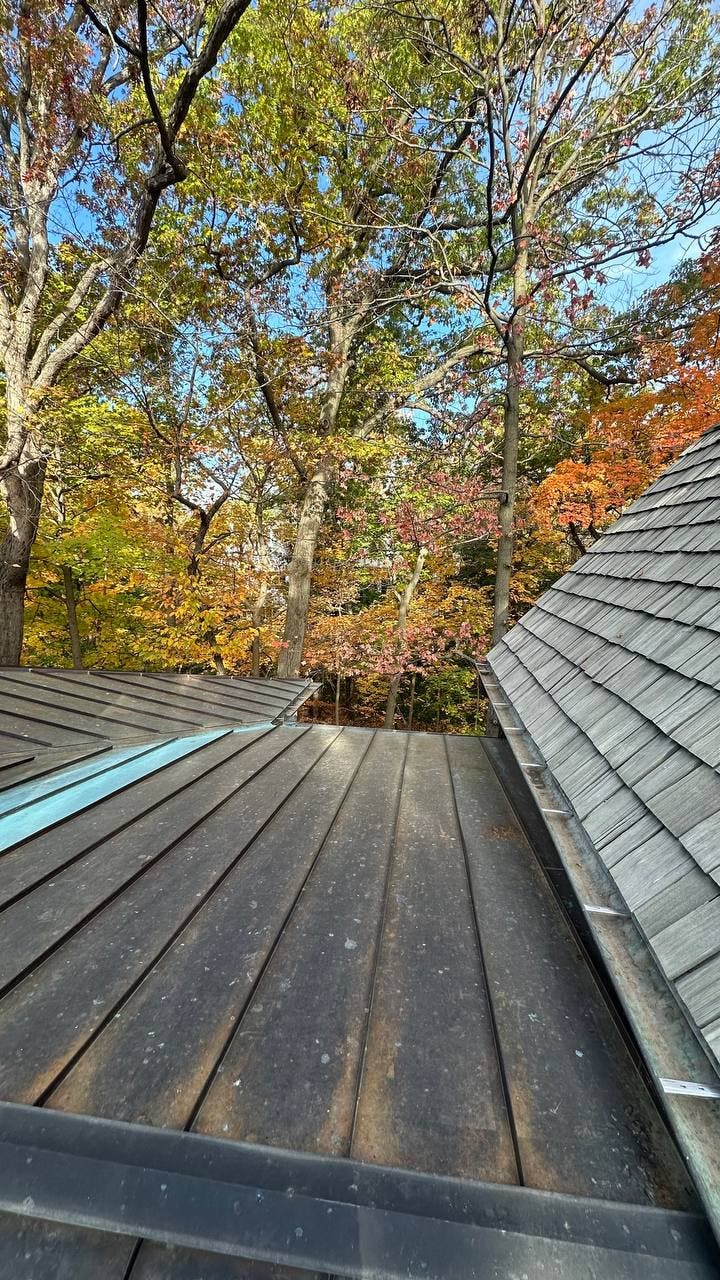 Highland Park Gutter Cleaning – Stop Overflow & Ice Dams This Winter