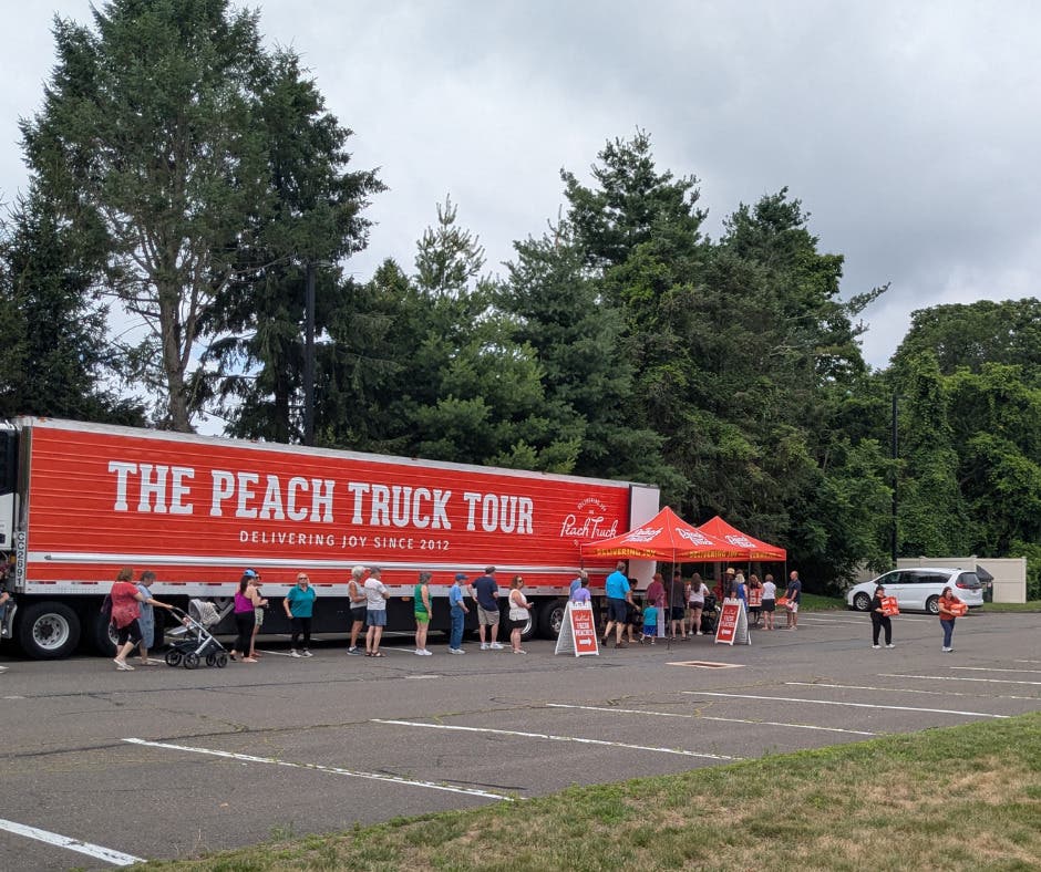 🍑 The Peach Truck at Somerset Square 🍑