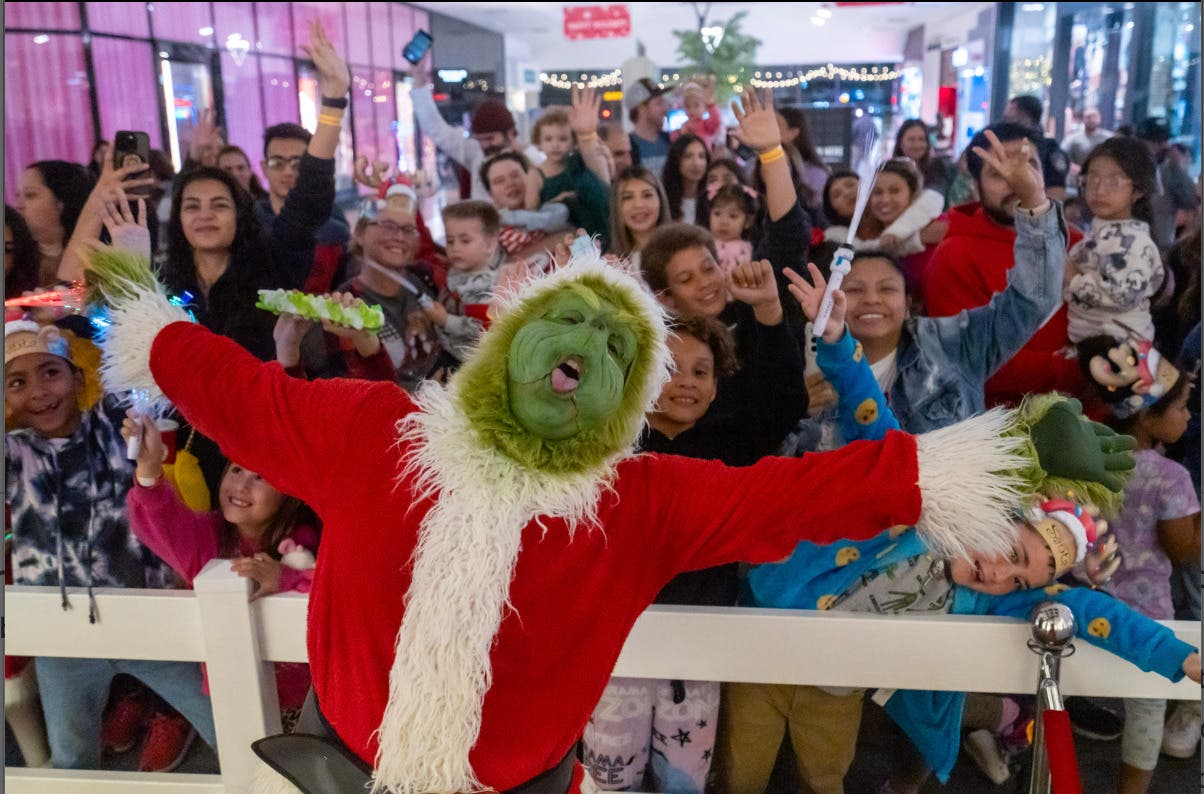 Free Tree Lighting Ceremony at Parkway Plaza