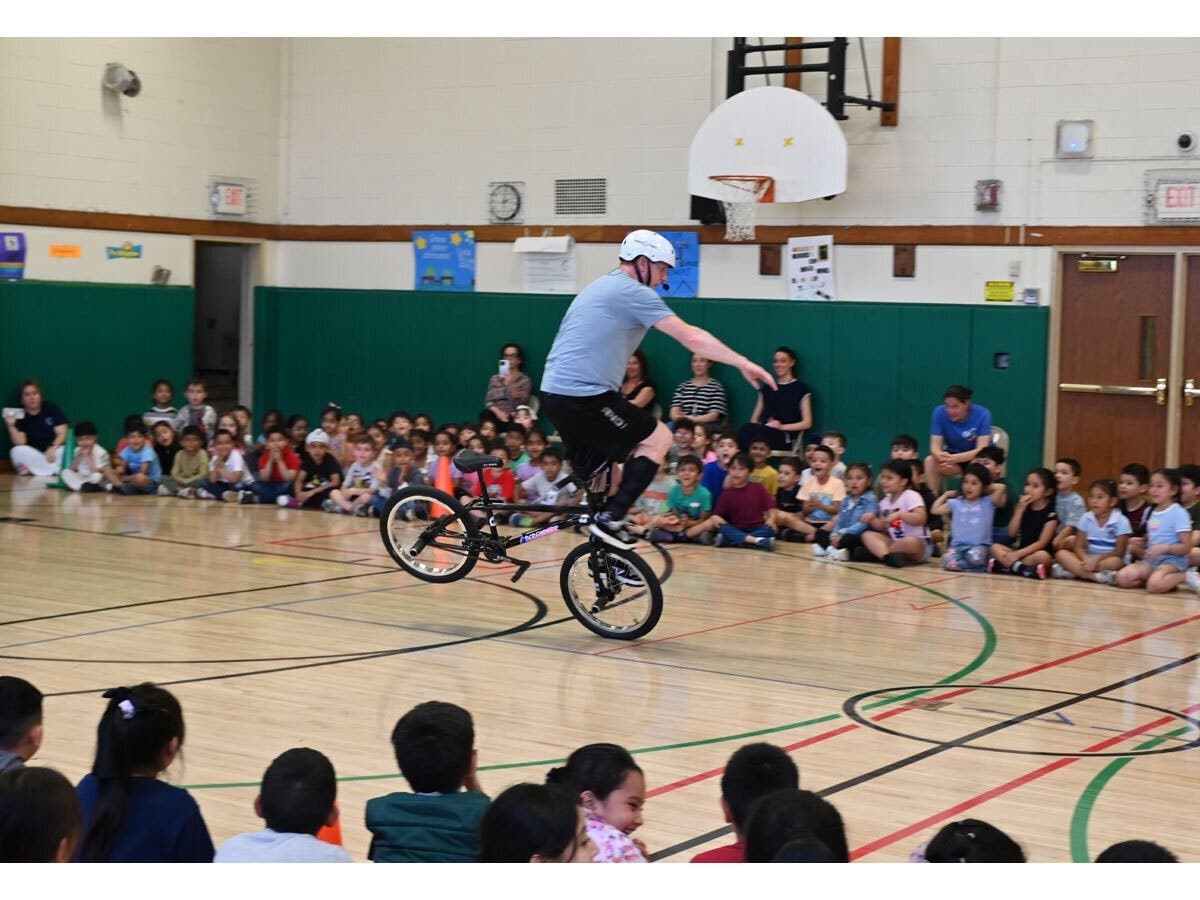 The world champion athlete showed off skills.