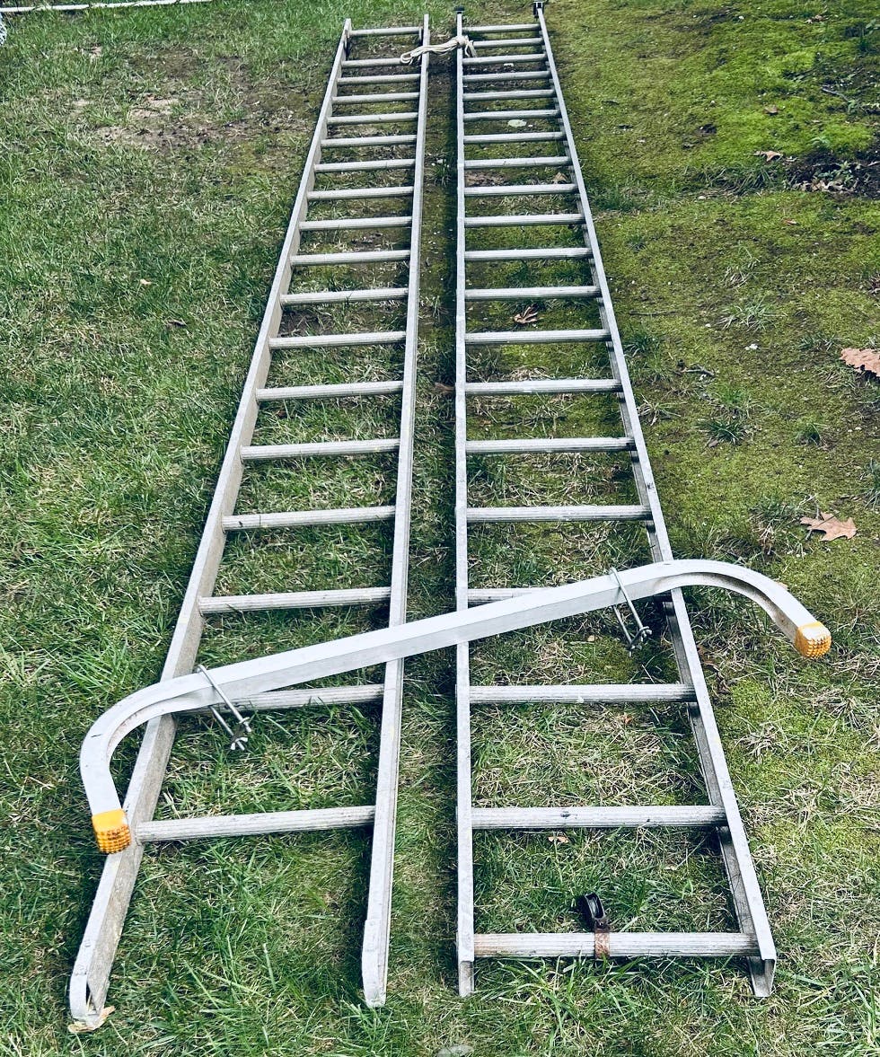 Aluminum extension ladder