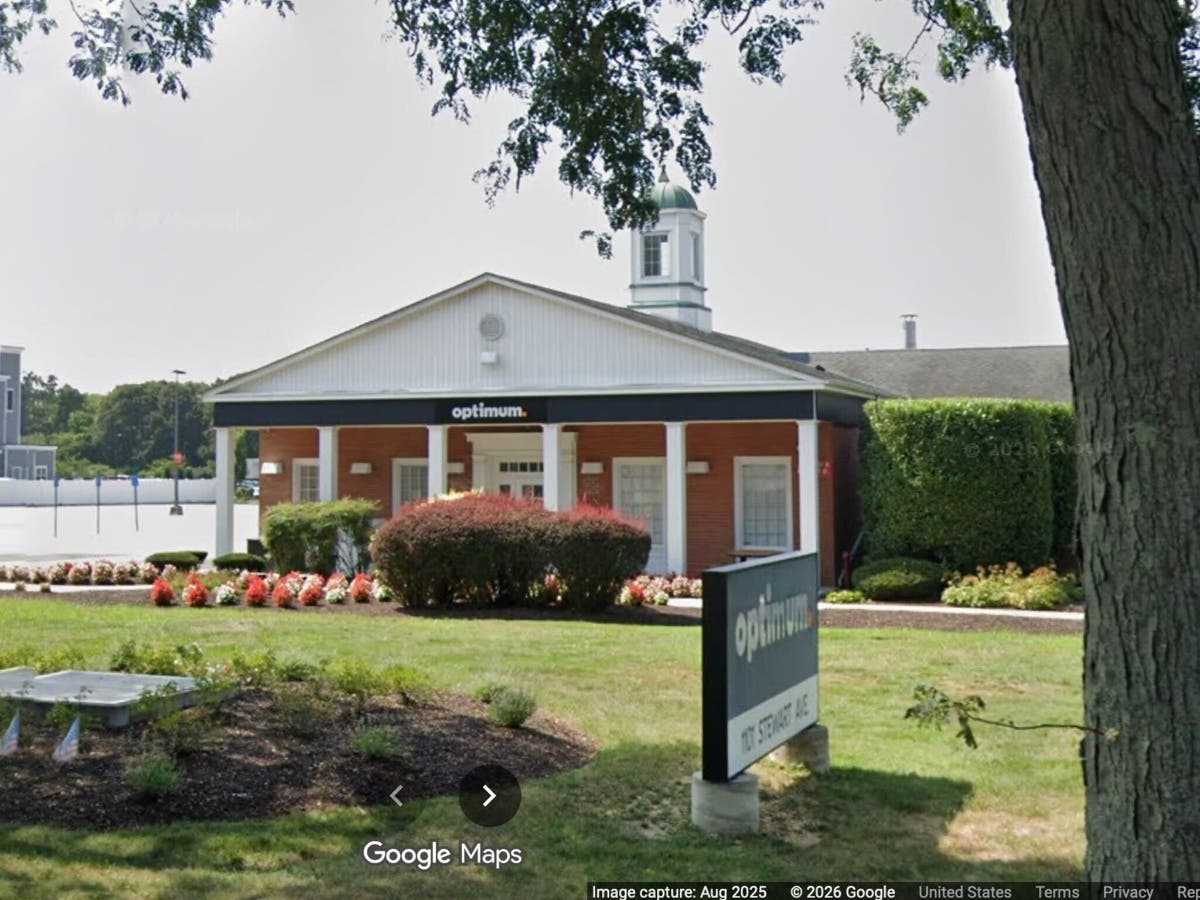 The Optimum store in Bethpage is among the many on Long Island, where customers can bring in their mobile bills for comparison under the “UnBig Your Bill” promotion.