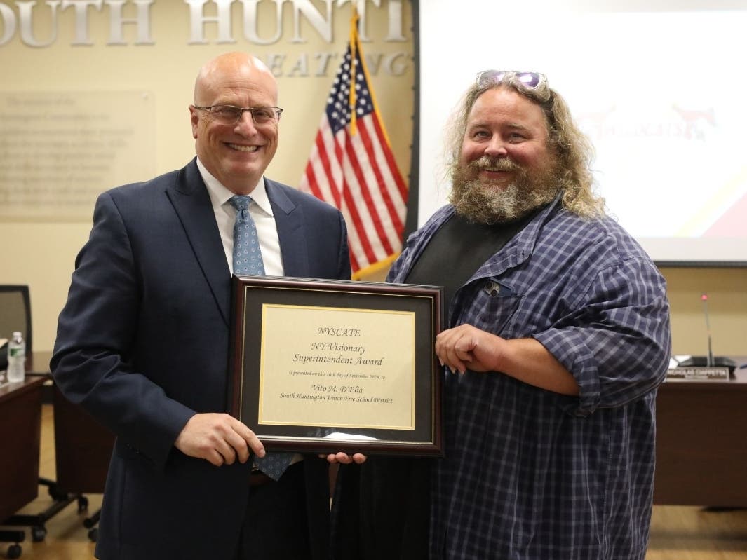 South Huntington Superintendent Dr. Vito D’Elia (left) is presented with award by NYSCATE’s Tim Needles.