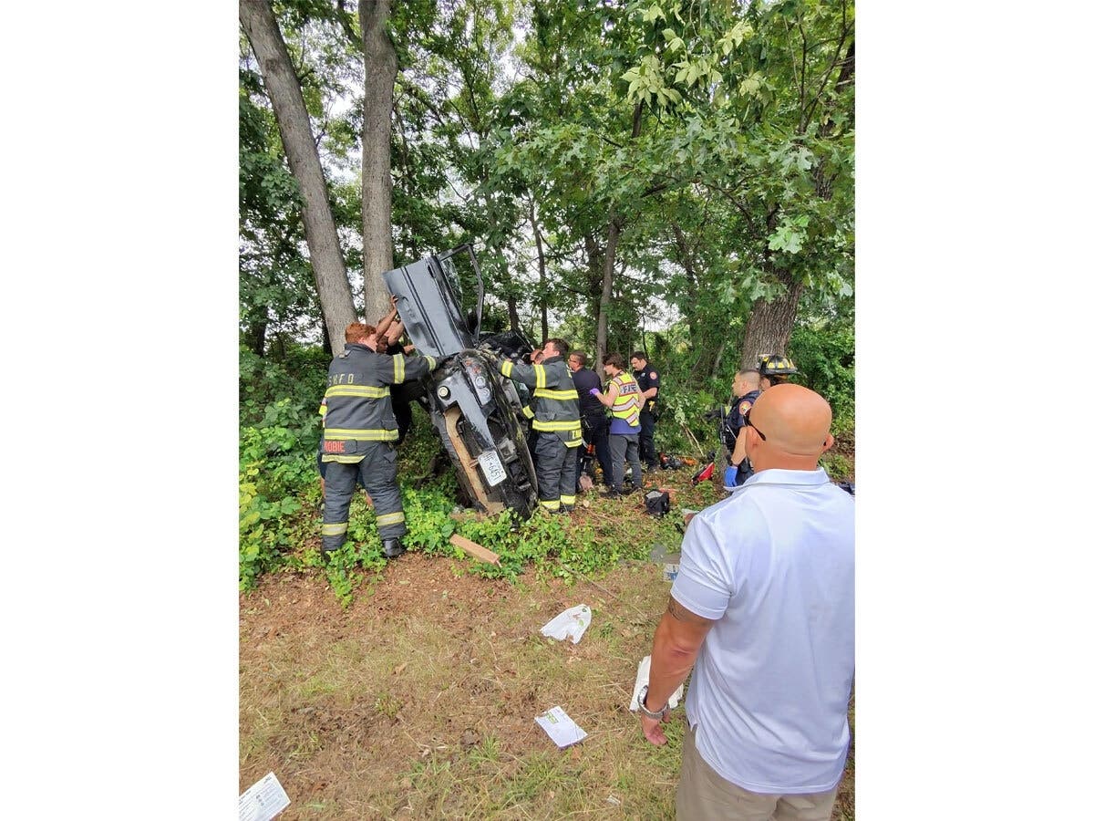 In the hours after the crash on the Southern State Parkway, firefighters, police officers and concerned citizens joined together to try to pull a 31-year-old woman and 4-year-old child from a Nissan that had swerved off the road. 