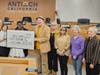 La Junta Directiva de los Amigos de la Biblioteca de Antioch (FOAL) entrega un cheque de $60,000 a la Biblioteca de Antioch durante la reunión del Concejo Municipal del 23 de enero de 2024