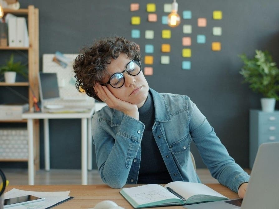 Behavioral changes linked to alcohol dependence often appear gradually in everyday life while affecting work, relationships and responsibilities.