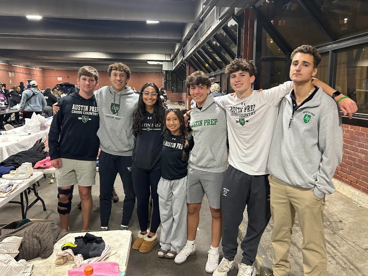 Austin Prep students Brady McLaren ‘26, Thomas Casale ‘26, Magdalena Tenreiro ‘27, Kathy Pham ‘26, Andreas Visan ‘27, Michael Caruso ‘27, and Kristyan Bardwell ’27 during their first Movement Family outreach visit of the school year.