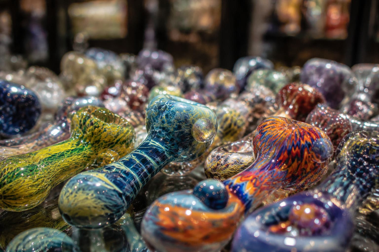 The Growing Interest in Artistic Glass Pipes Among Broken Arrow Smoking Communities