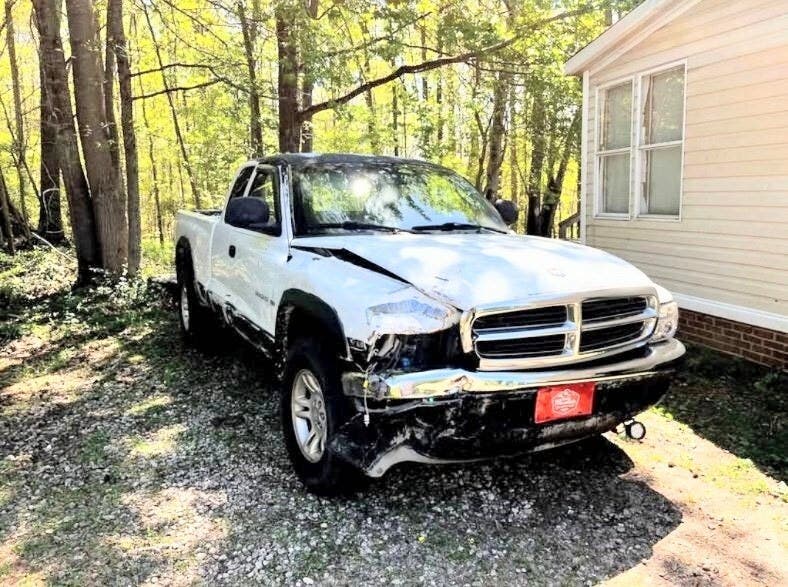 2000 Dodge Dakota Club Cab V8 – Runs – Mechanic Special – $1600 OBO