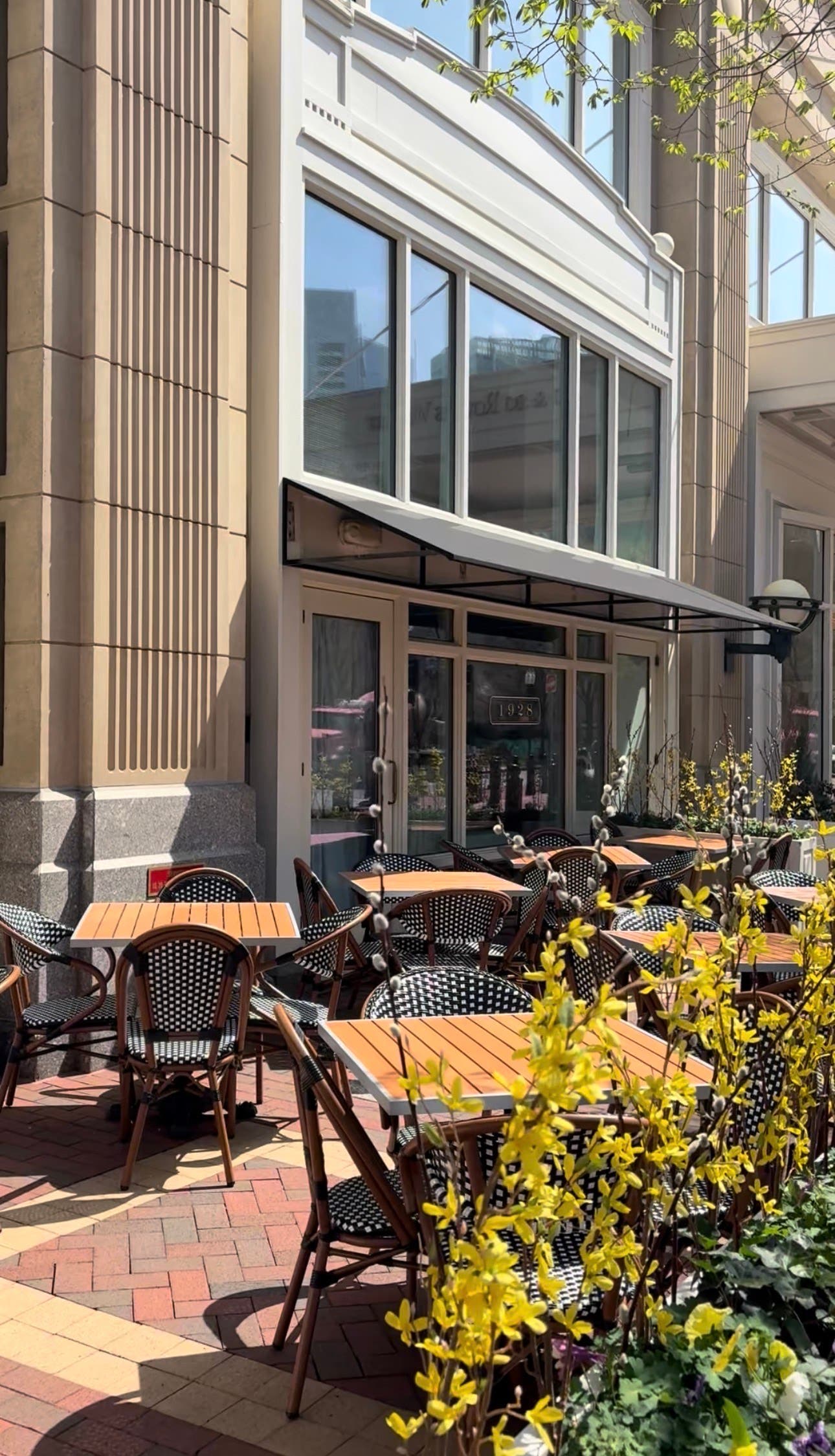1928 Rowes Wharf Hosts a “Parade of Sail” Waterfront Brunch