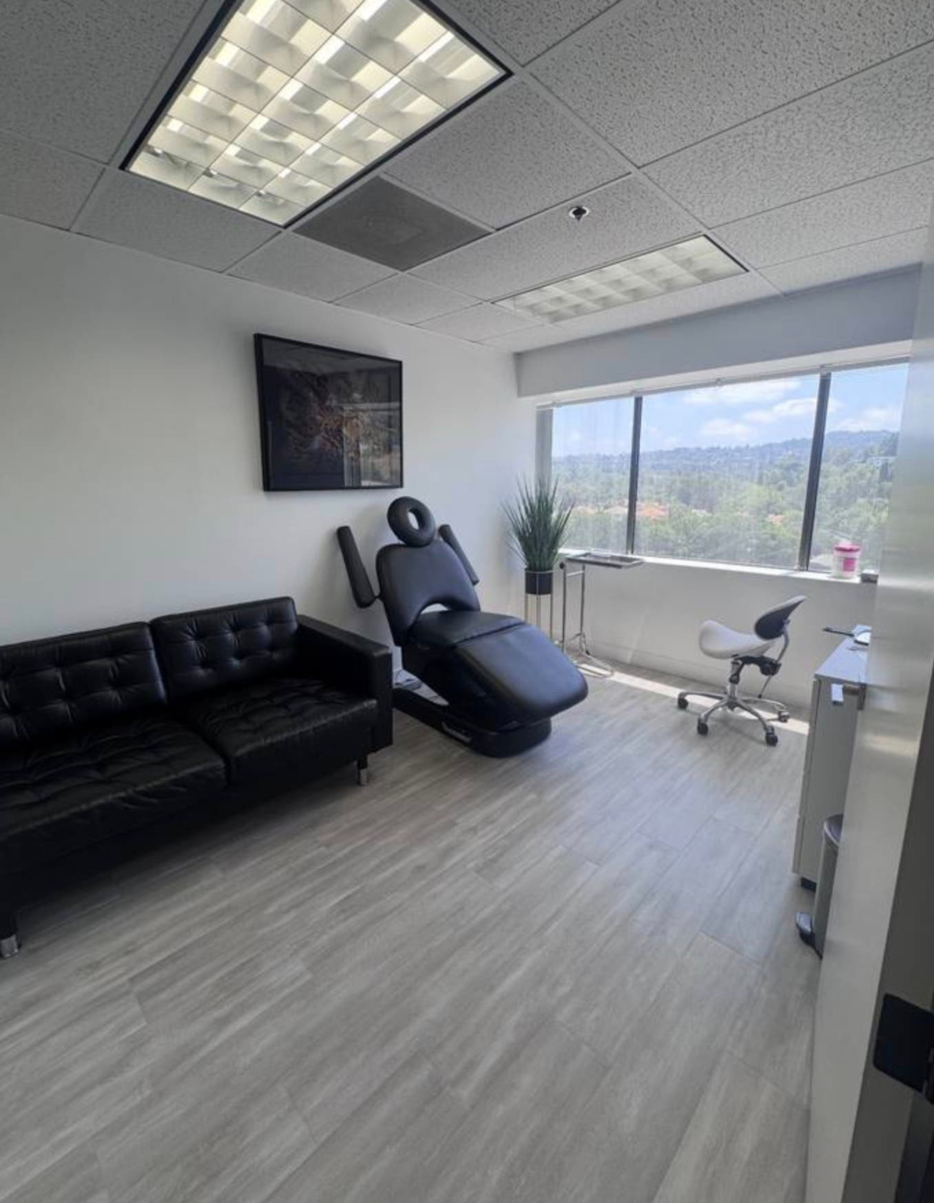 $1,500 / 1200ft2 - MEDICAL OFFICE SPACE FOR SUBLEASEPrime Encino Location