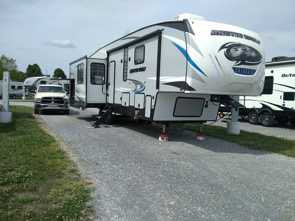 2020 Arctic Wolf 5th wheel Cherokee 3550 Suite by Forest River