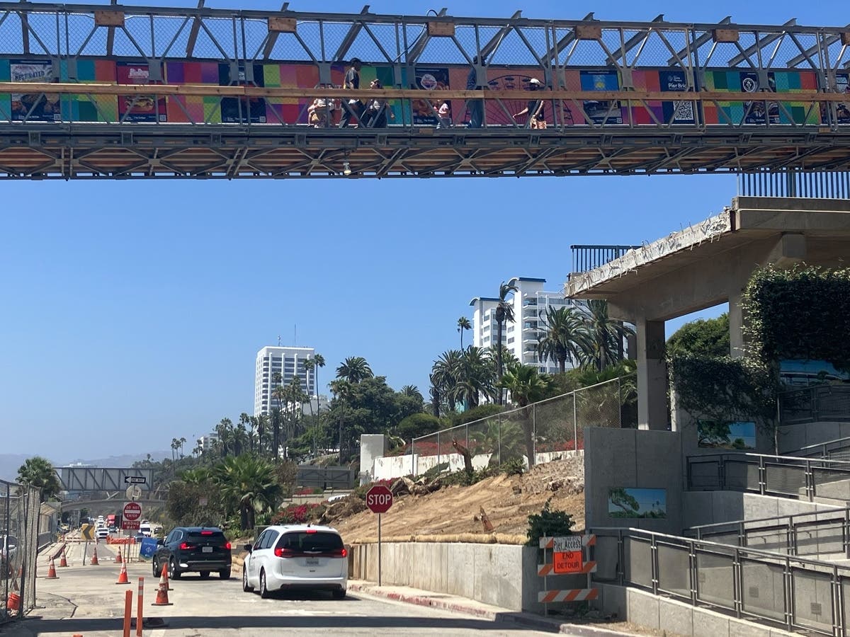 The section of Appian Way under the Pier Bridge construction has now been cleared to allow easy access to beach parking from Ocean Avenue.