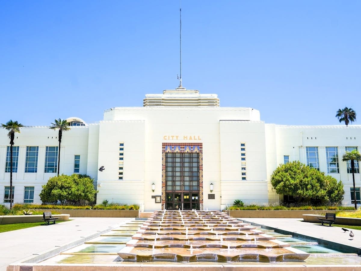 Santa Monica City Hall, where the City Council advanced zoning changes affecting 89 single-family properties near the Expo/Bundy Metro station.