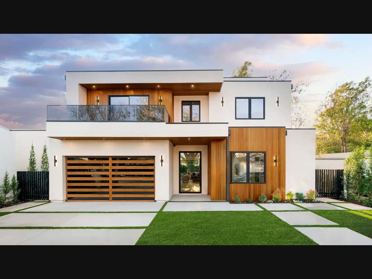 The Canyon Ridge® Modern makes a statement. It’s an eye-catching design for homes that crave clean lines and modern style.