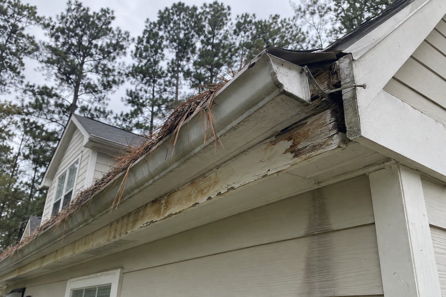 Sagging gutter in Woodstock? The problem is usually the board behind it