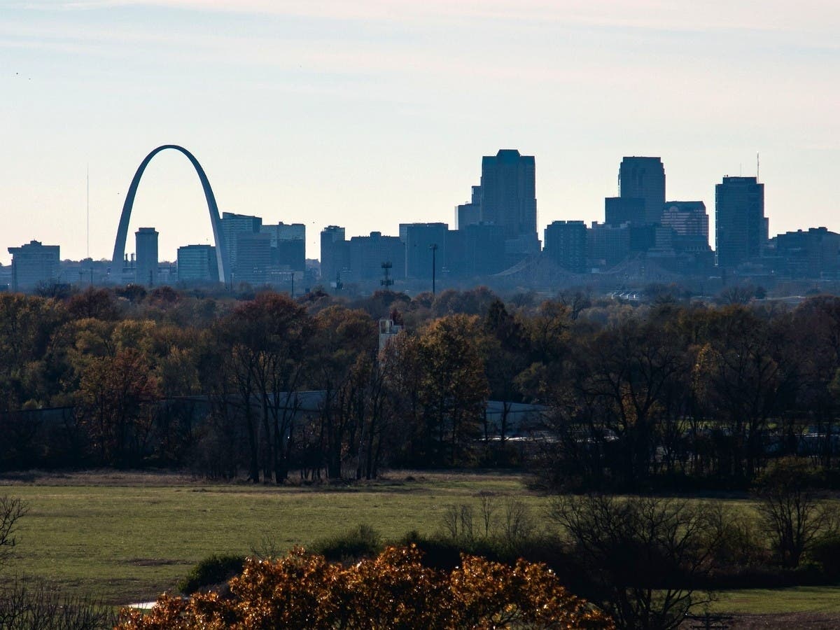 The Gateway Arch rises over downtown St. Louis. A new Missouri law, HB 1908, removes the pregnancy delay that once held up divorce finalizations across the state.