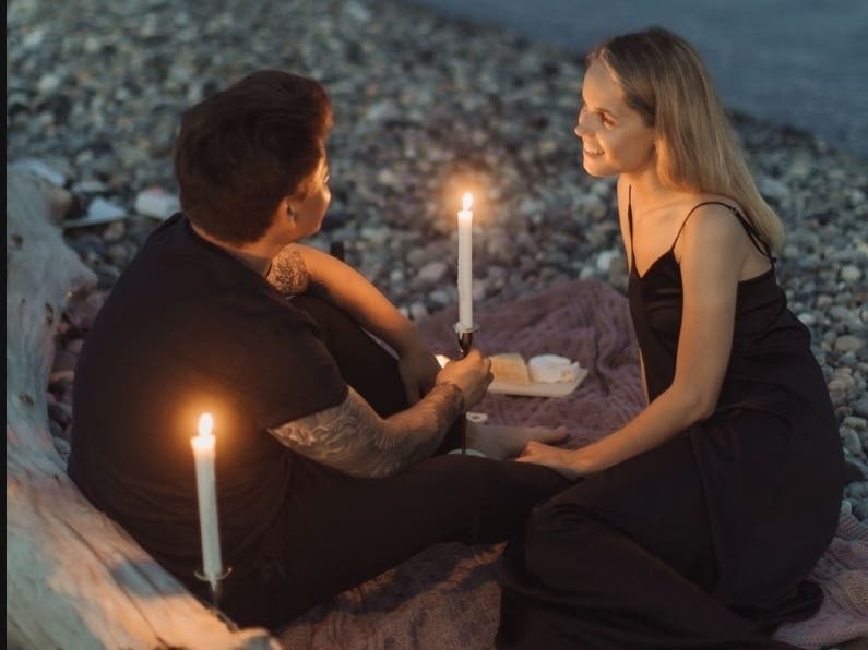 A romantic date night does not have to be expensive or elaborate. Small rituals, shared attention, and meaningful moments can become part of a couple’s emotional history.