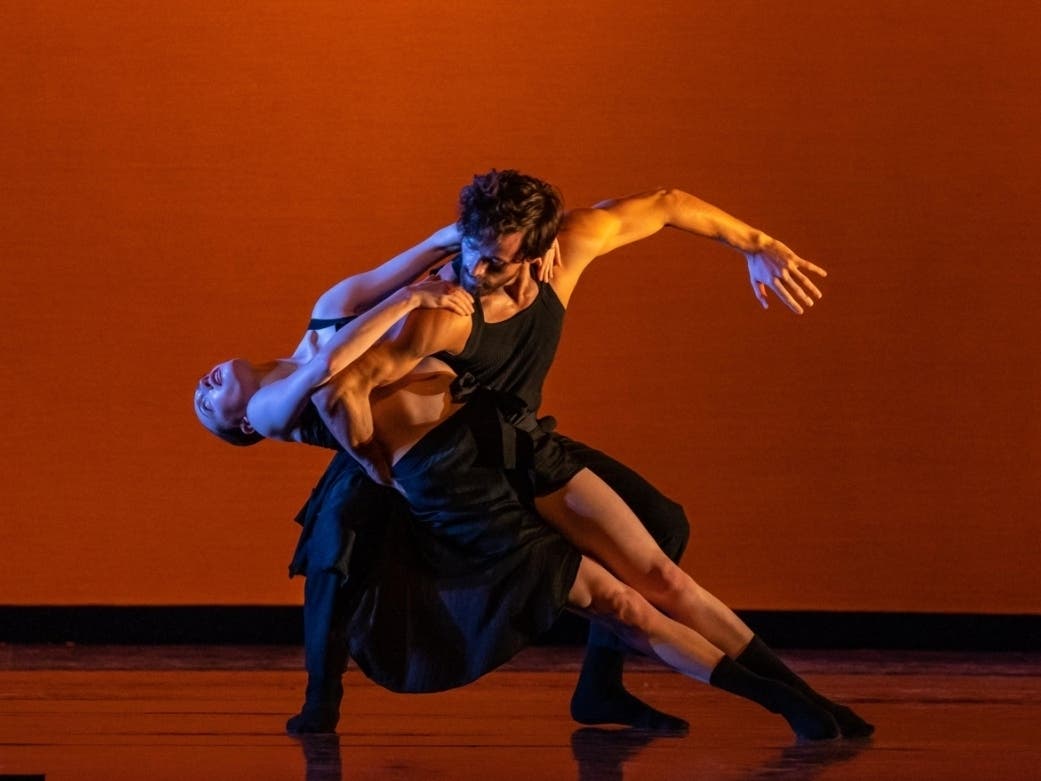 PARA.MAR Dance Theatre in "Dos Lados" by Stephanie Martinez. 
