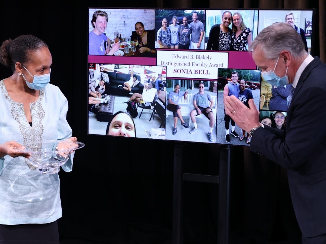 Sonia Bell receives distinguished faculty award from St. Luke's Head of School Mark Davis