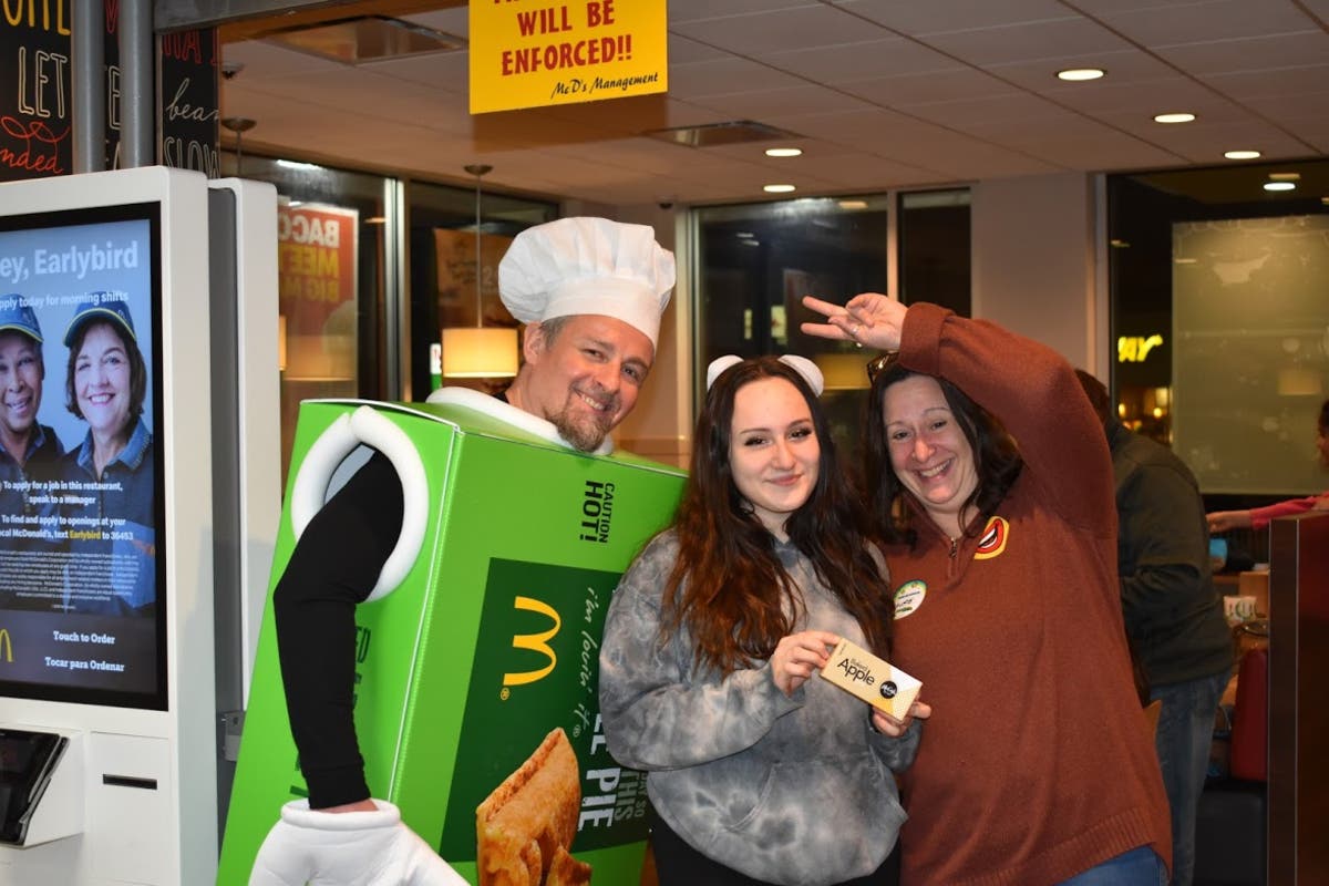 01-	Mike Ashbeck and his wife Laura Griffin (aka Mr. & Mrs. Pie) with their daughter Julianna at the Rhodes Music Booste