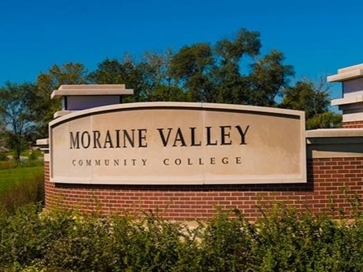 Moraine Valley Community College offers engineering associate's degree. 