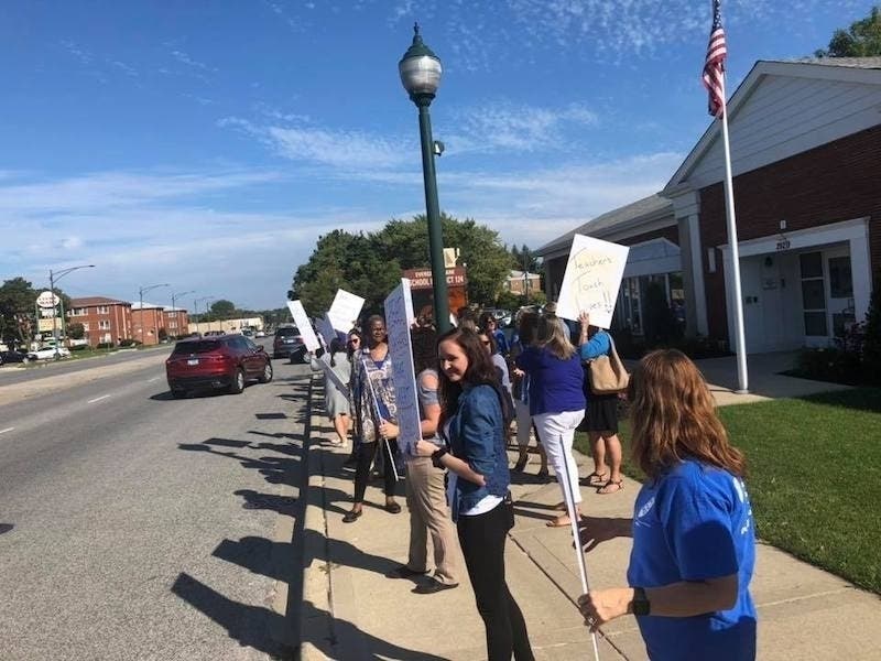 Teachers and paraprofessionals from the Evergreen Park Federation of Teachers rally in front of the D124 administrative building. 