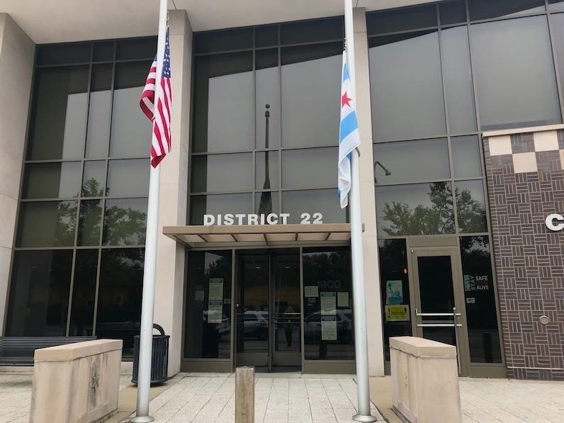 22nd District Chicago Police warn business owners of recent spate of commercial burglaries. 