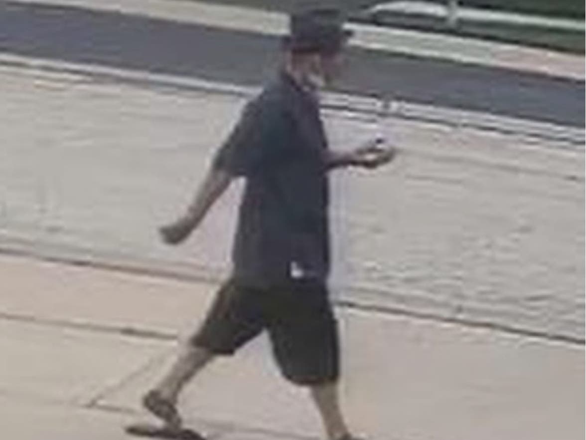 Call the Burbank Police Department at 708-924-7300, or the anonymous tip line at 708-793-3388 if you recognize this man who is a suspect in a burglary. 