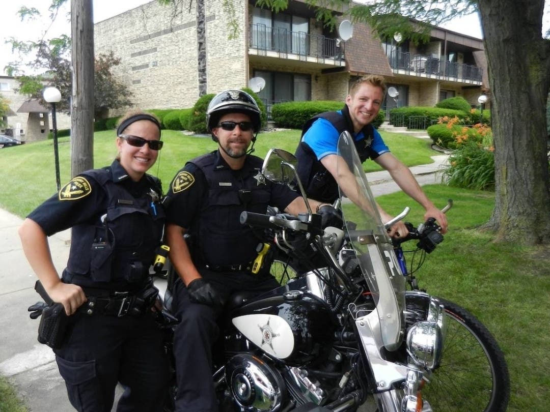 The Hickory Hills Police Department is taking applications from lateral transfer police officers with two or more years of law enforcement experience. 