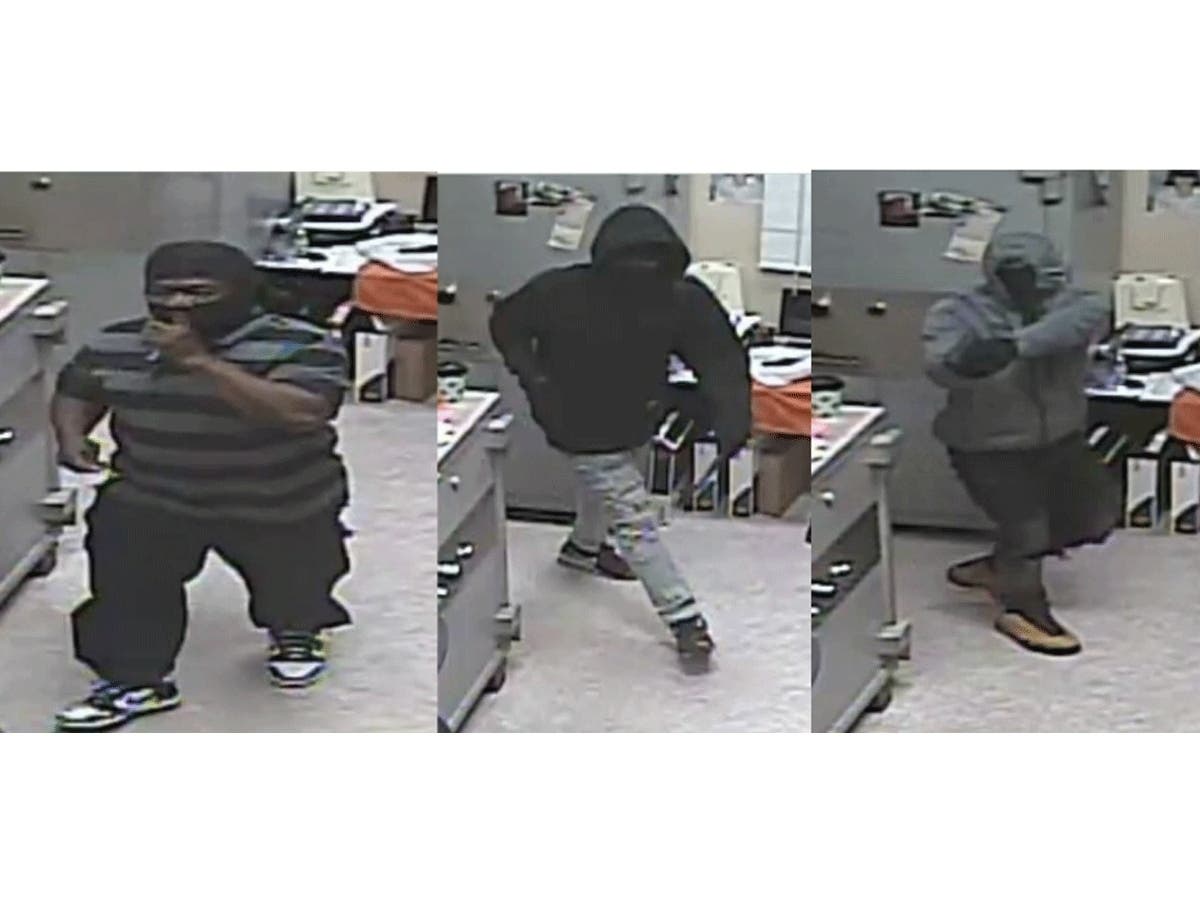 Oak Lawn police are asking for residents' help in identifying three men who allegedly robbed a jewelry store and assaulted the owner. 