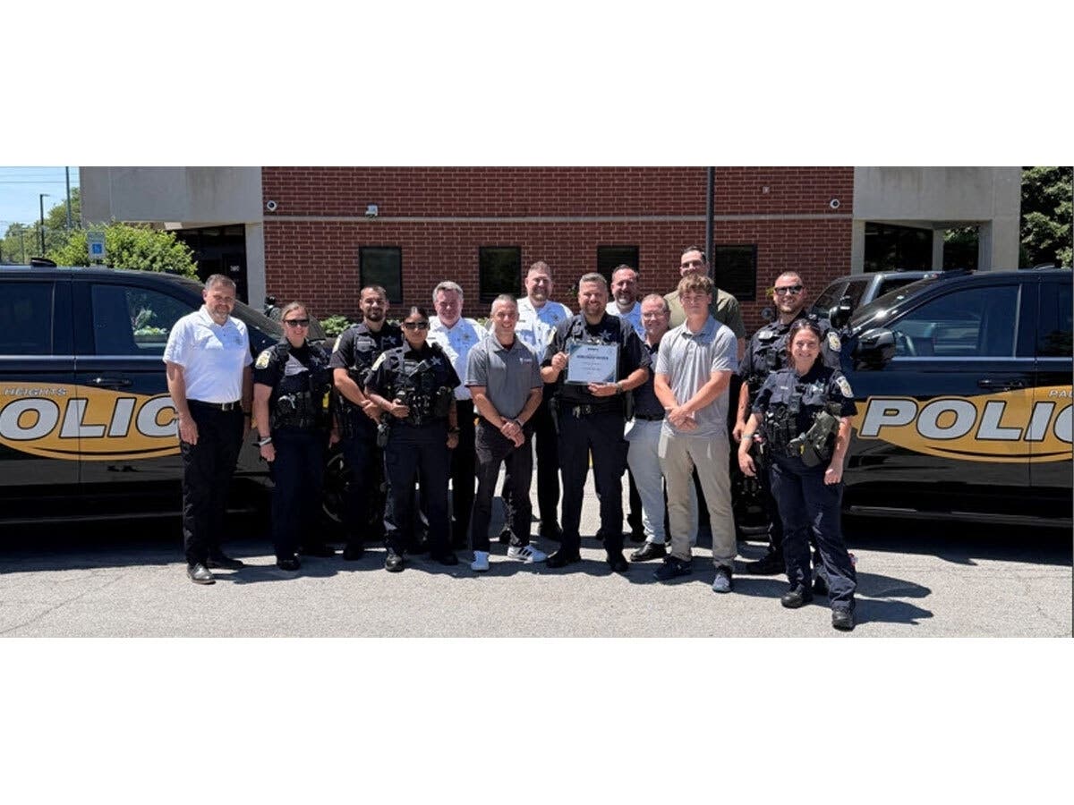 Elevate Blue and Huuso Bio presented the Palos Heights Police
Department with the Elevate Blue Scholarship Award following the department's successful community voting campaign.